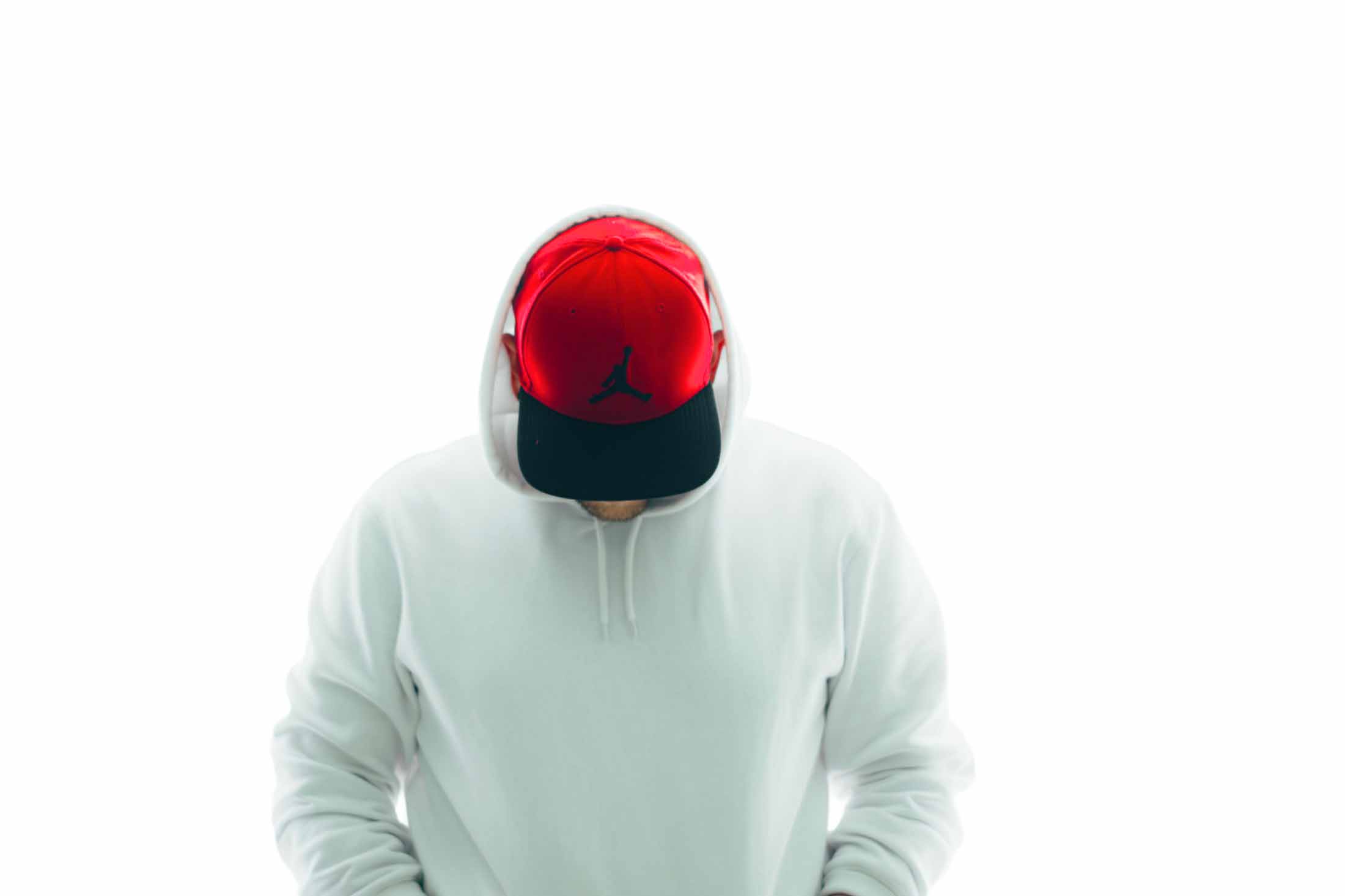 Marcus Engel mit roter Kappe und gesenktem Blick
